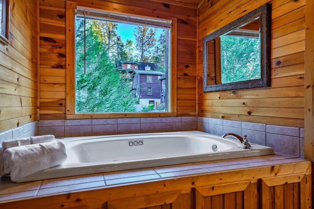 Stunning Mountain Cabin W Hot Tub Gatlinburg Luaran gambar
