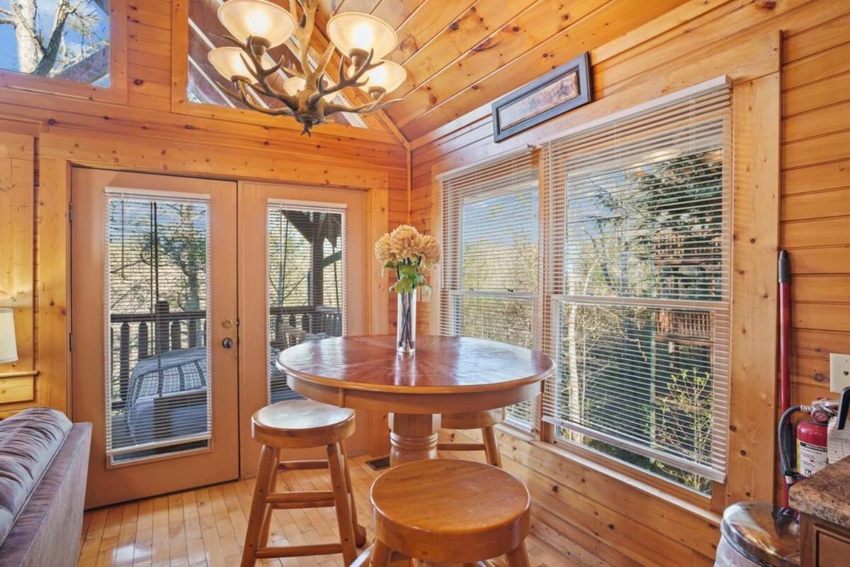 Stunning Mountain Cabin W Hot Tub Gatlinburg Luaran gambar